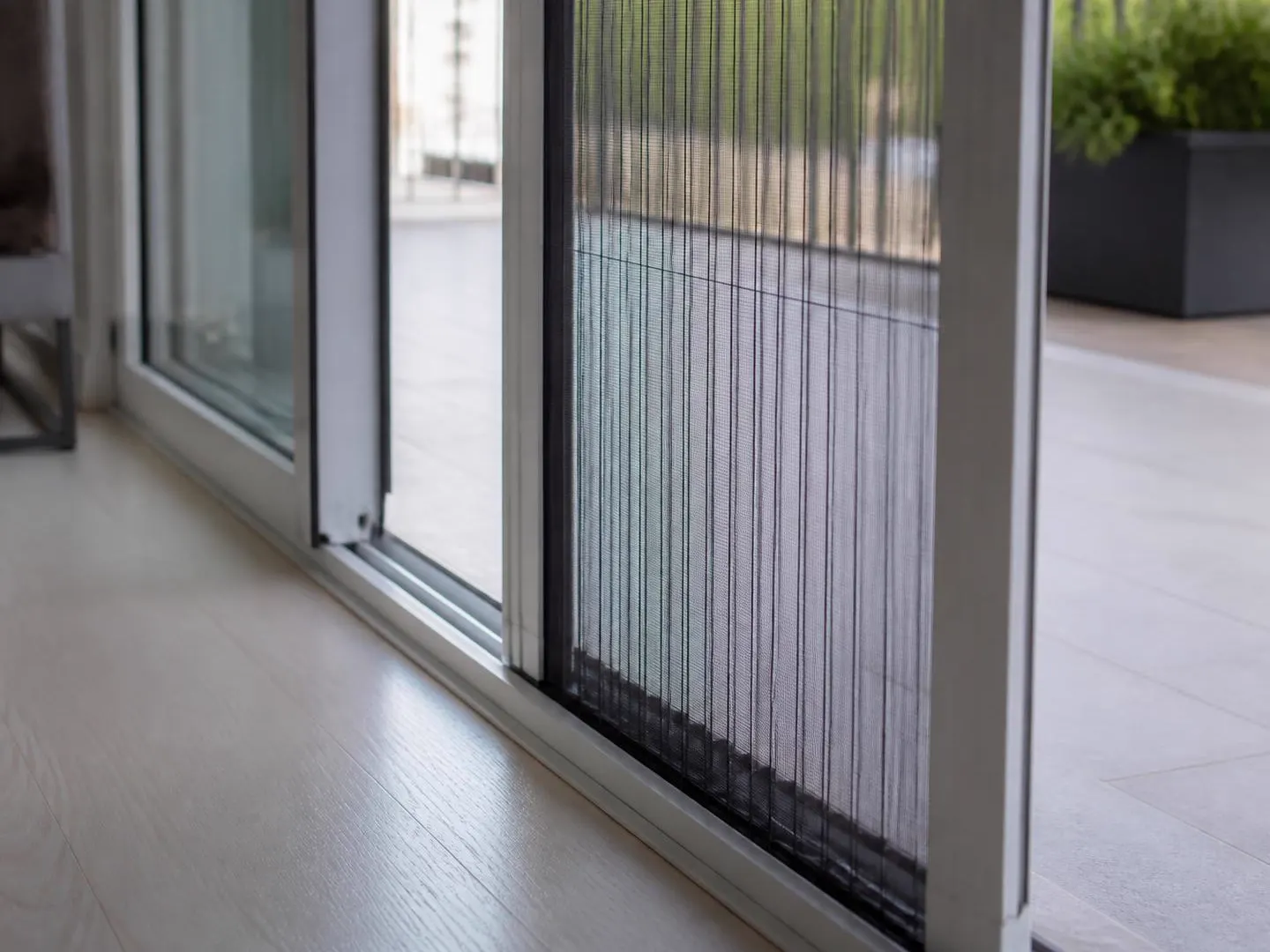 Balkon kapısına monte edilmiş pileli sineklik sistemi detayı